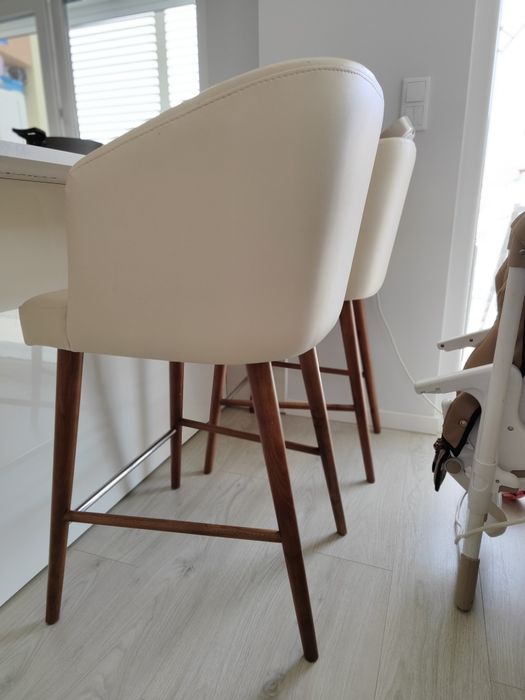 Conjunto duas cadeiras altas de ilha bar madeira nogueira