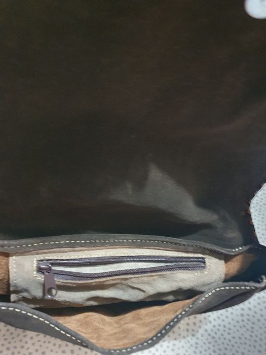 Mala de pele/camurça verdadeira, de cor castanha. Como nova.