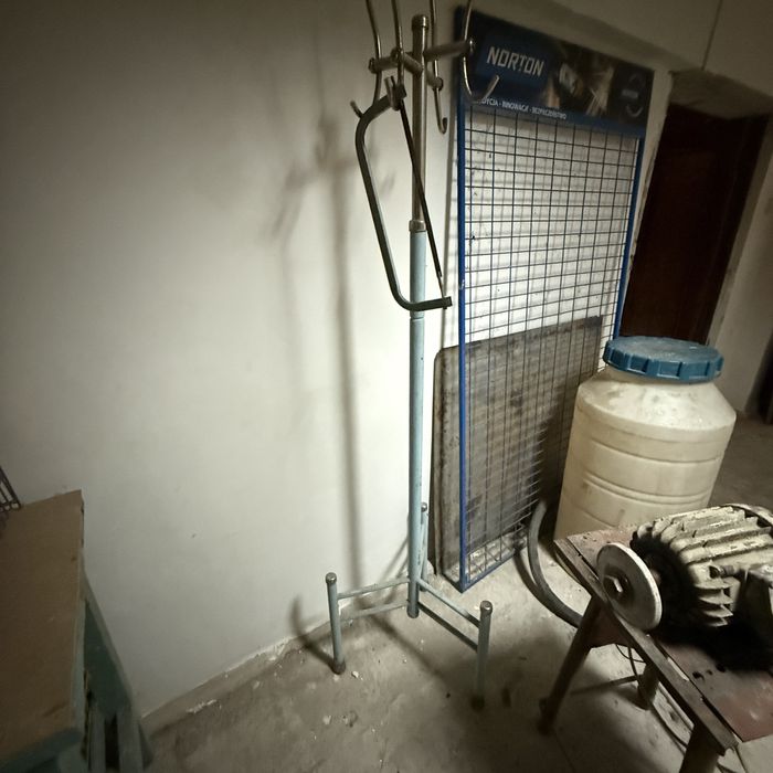 Вешалка для одягу на чотири крючка