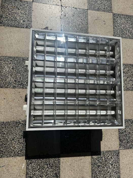 Luminárias de teto, escritório, ainda com algumas lâmpadas