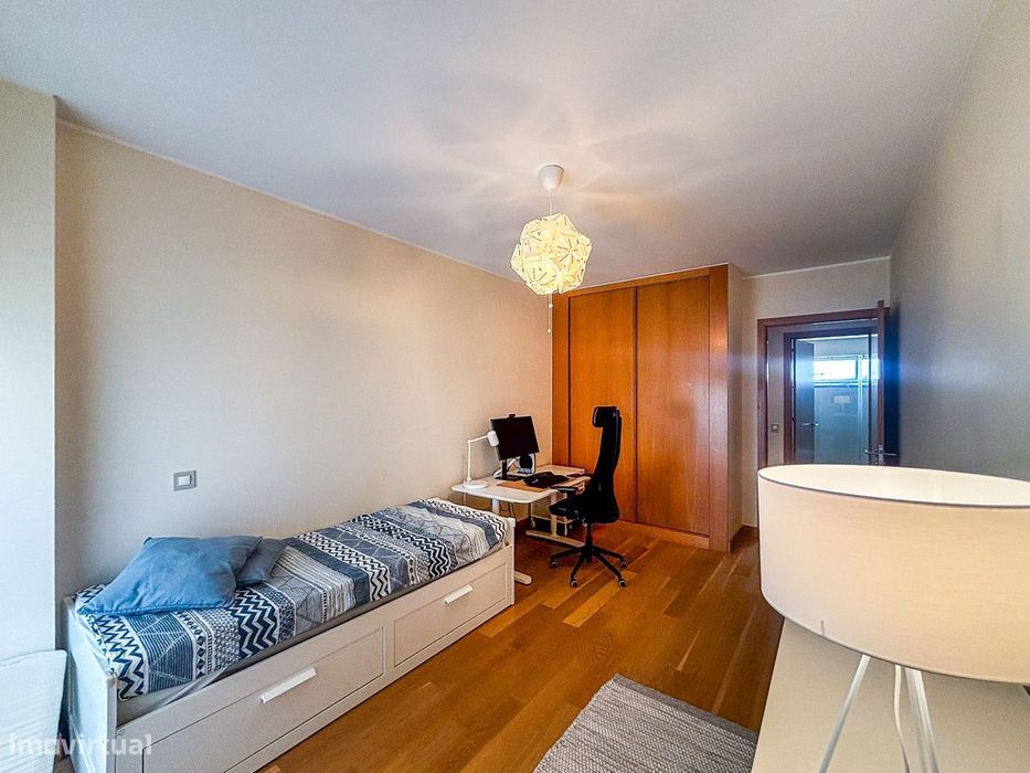 Apartamento T2 mobilado com garagem e elevador para arrendar no centro