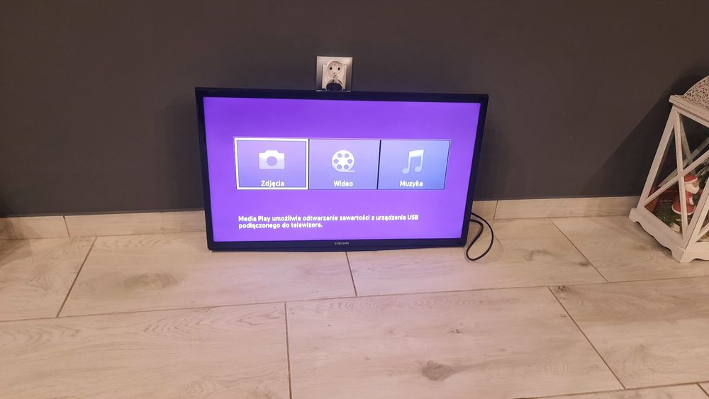 Samsung 28 cali UE28J4100AW