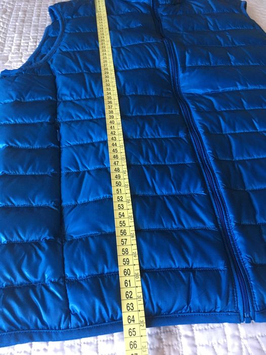 Colete Uniqlo de penas Ultra Light Down, azulão, M (A ESTREAR )