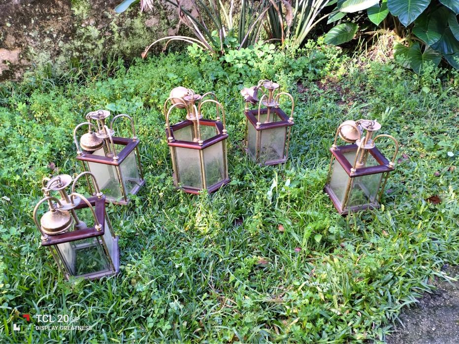 Cinco candeeiros em madeira e metal