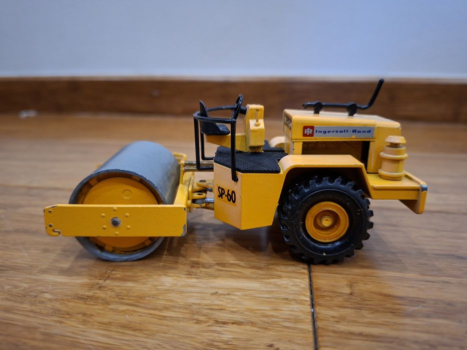 NZG 157 Ingersoll-Rand SP-60 – Walec Wibracyjny 1:50 | Metal | W. Germany