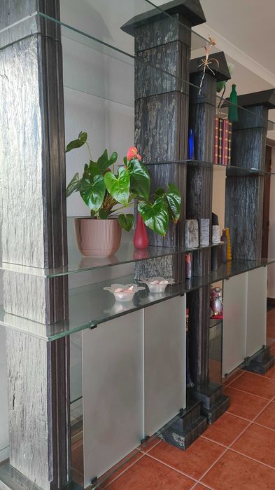 Móvel de Sala em Pedra e Vidro