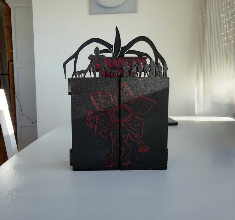 Колекційна підставка Kinder Joy Stranger Things на 24 фігурки