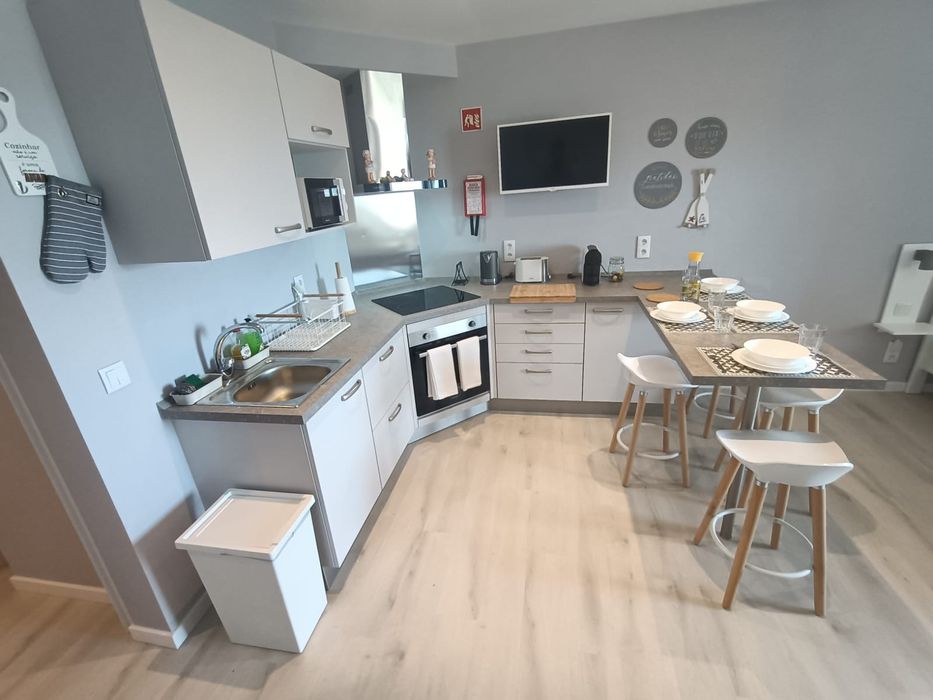Apartamento T0 remodelado e mobilado