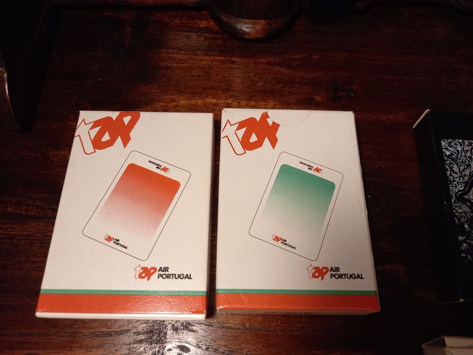 8 baralhos de cartas da TAP e 1 baralho da VIASA.