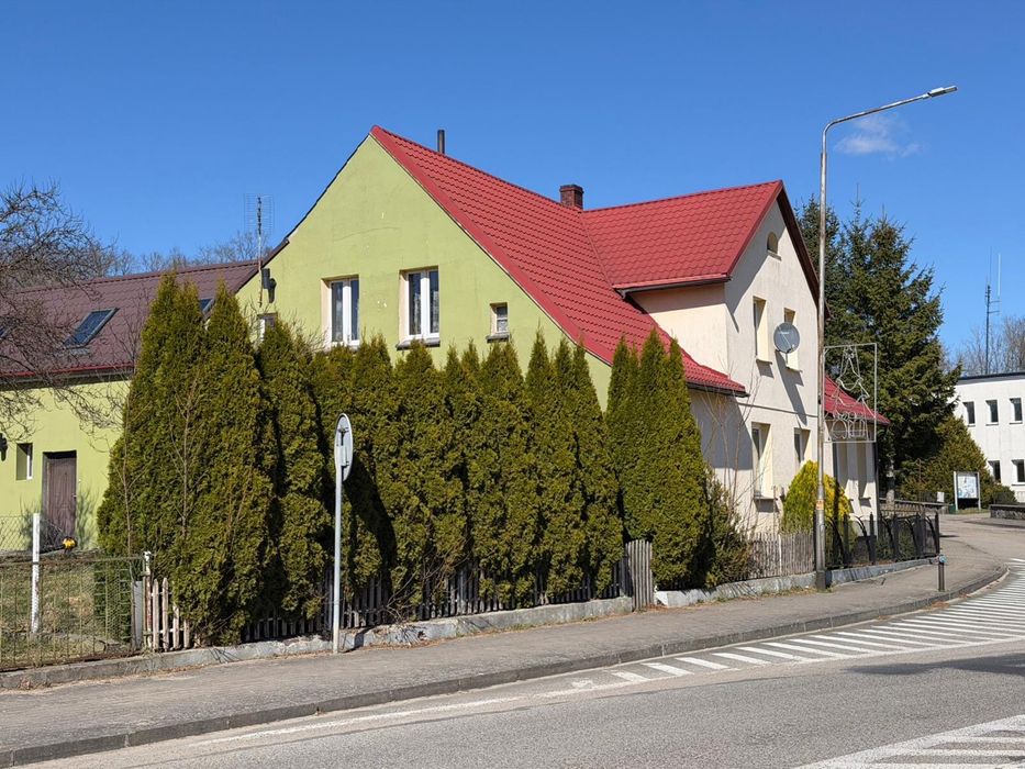 Na sprzedaż dom w zabudowie trzyrodzinnej (połowa budynku), jednopiętrowy z własnym ogrodem i garaż