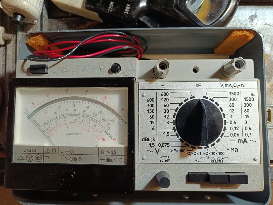 Multimetr analogowy. Miernik z 1990r