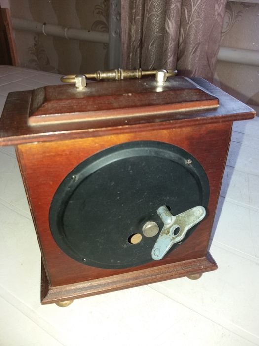 Старинные механические настольные часы.