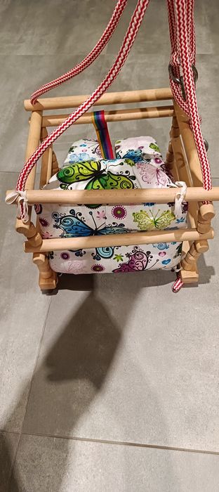 Huśtawka drewniana.