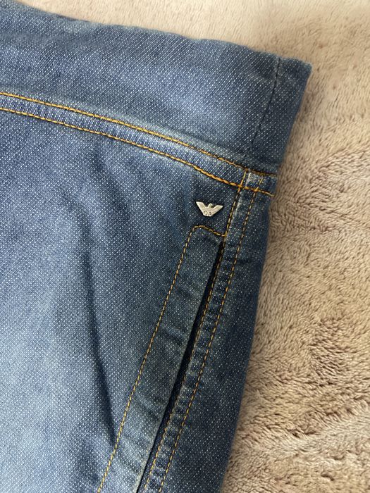джинсовые брюки популярного итальянского бренда Armani Jeans