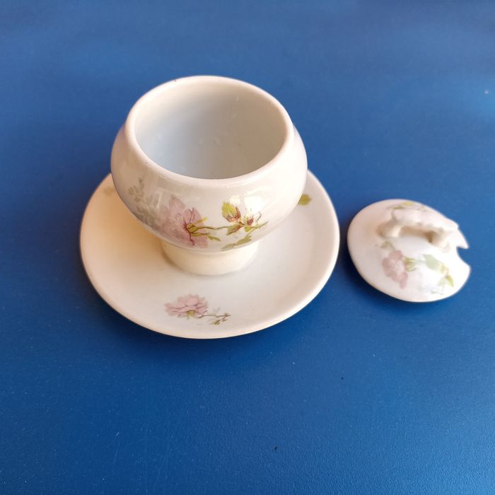Mostardeira Real Fábrica Sacavém com tampa motivo floral Século XIX