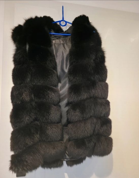 Czarna kamizelka z kapturem