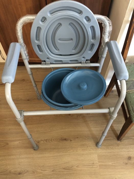 Стілець туалет для людини з інвалідністю