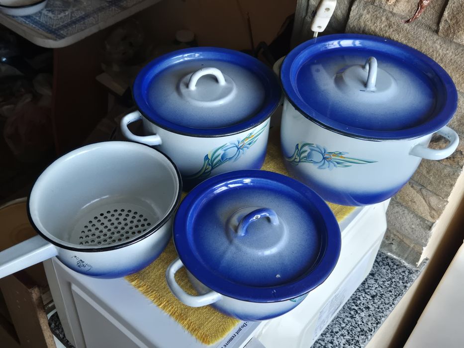 Набір емальованих кастрюль.