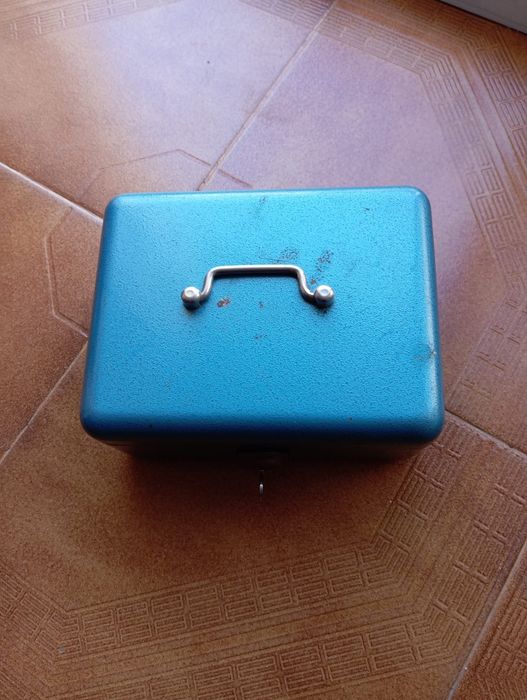 Cofre azul usado