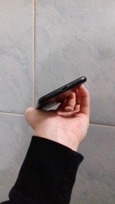 Продам айфон 7 на запчасти