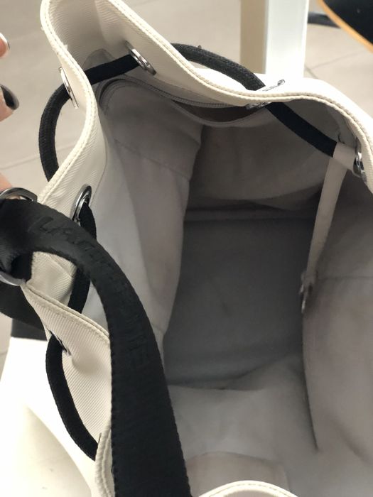 Mala branca com detalhes pretos