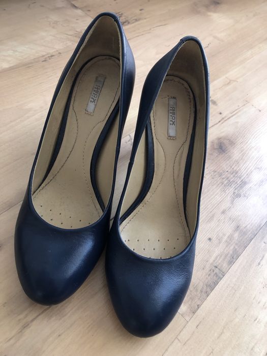 Buty na obcasie Geox 38 granatowe