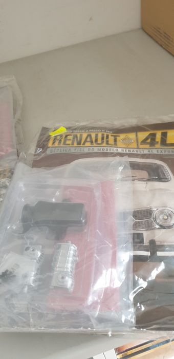 Colecao incompleta com 54 fasciculos e peças do carro renault 4L,