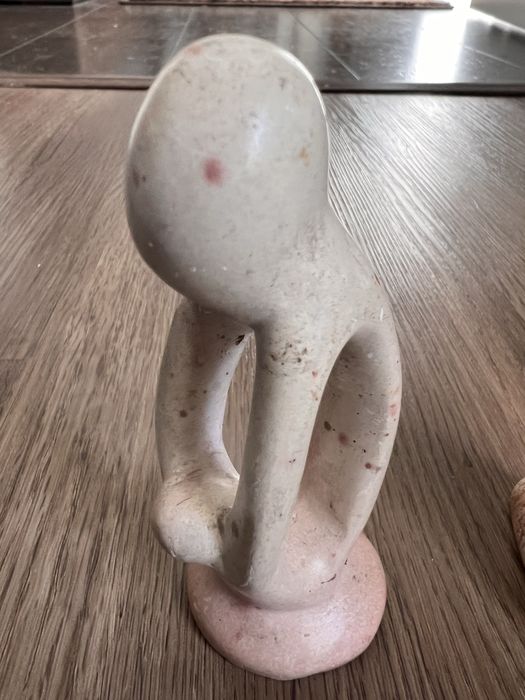 Estatuetas em pedra.