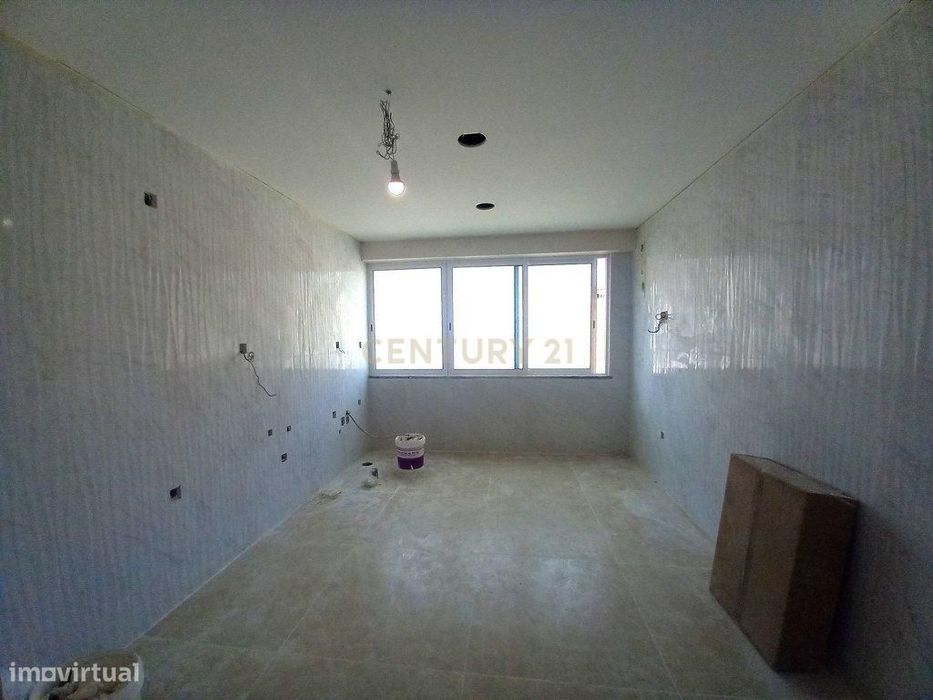 T2 Totalmente Remodelado no Carregado – Cozinha Equipada e Excelente A