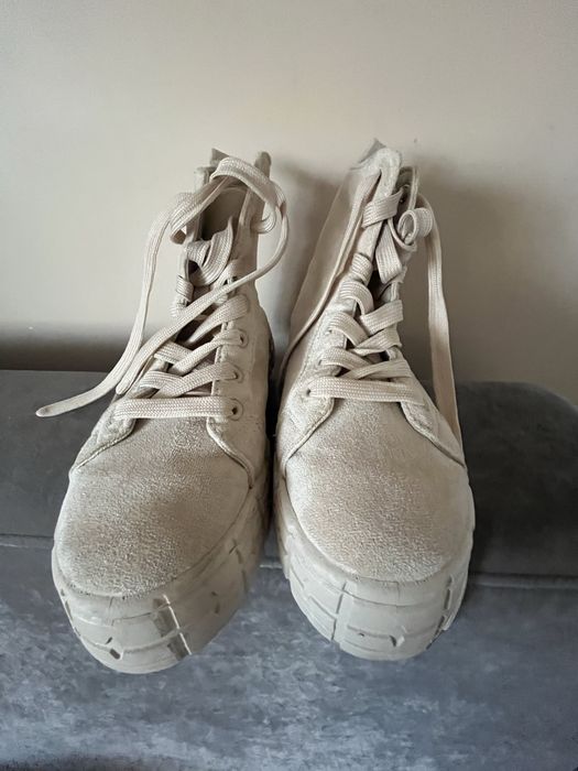 Bezowe botki na grubej podeszwie 38