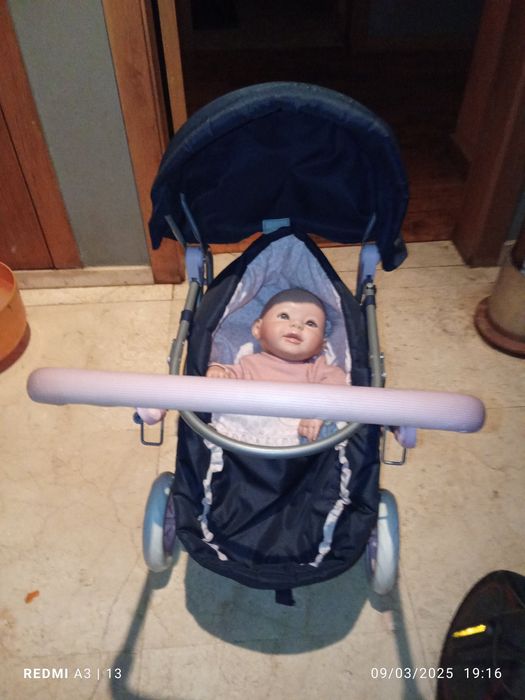 Carrinho de criança com boneca