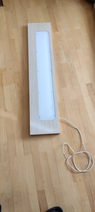 Полиця з підсвіткою кріпиться до стін