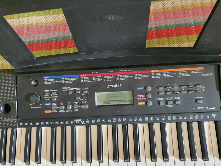 Yamaha teclado portátil mod.PSR-E263, com fonte de alimentação PA-130A