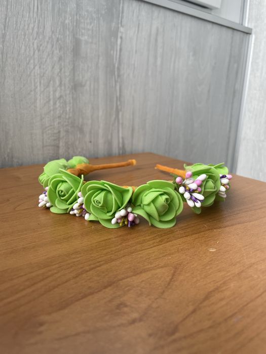 Обруч з зеленими квітами та декоративними намистинками