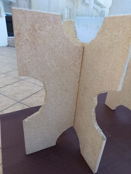 Mesa com pés em pedra e tampo de vidro biselado