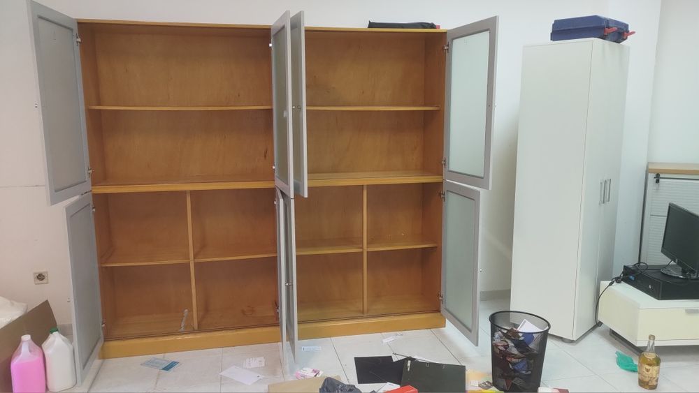 Móvel em madeira com portas em vidro