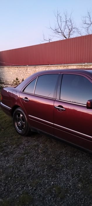 Мерседес Е 210 у хорошому стані