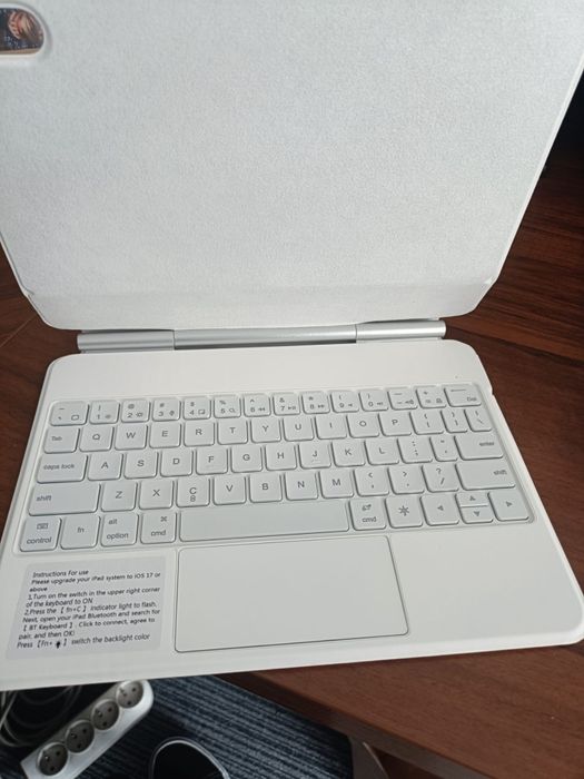Magnetyczne etui na iPad z klawiaturą