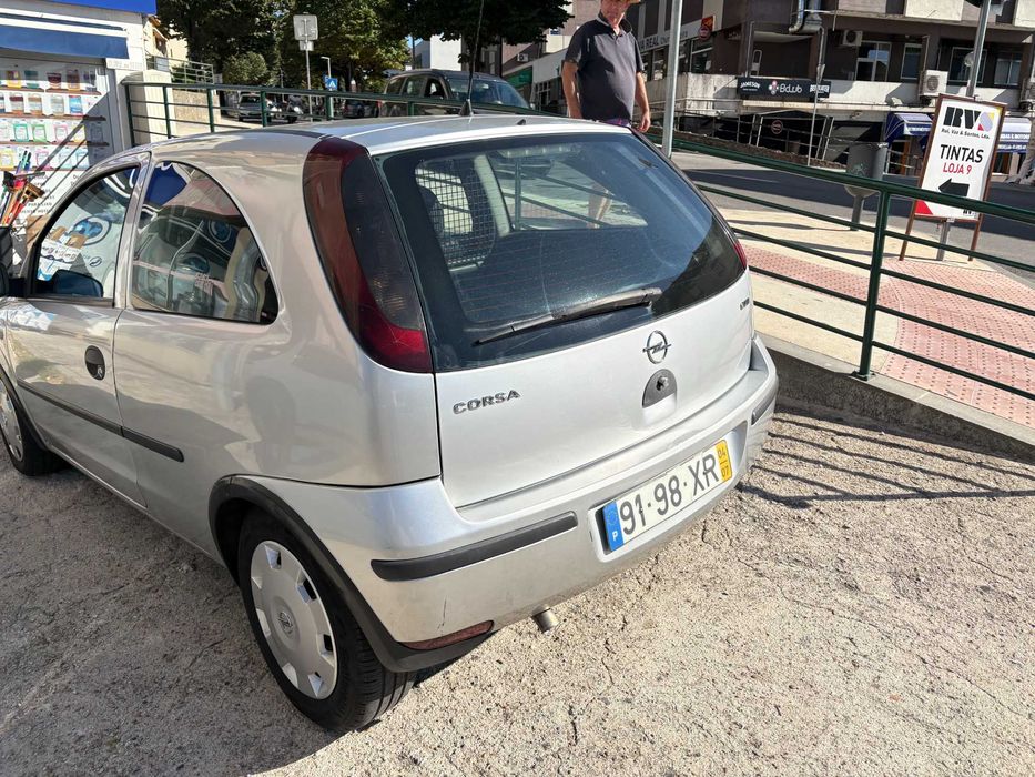 Opel Corsa 1.3 CDTI Comercial 2004 – Económico e Fiável