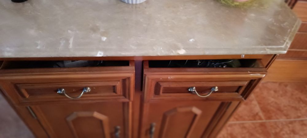 Móvel sapateira  em madeira , com 2 portas e 2 gavetas. Em bom estado