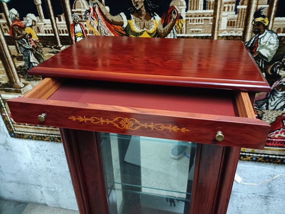 Móvel expositor espelhado/ Vitrine de época com duas prateleiras e ilu