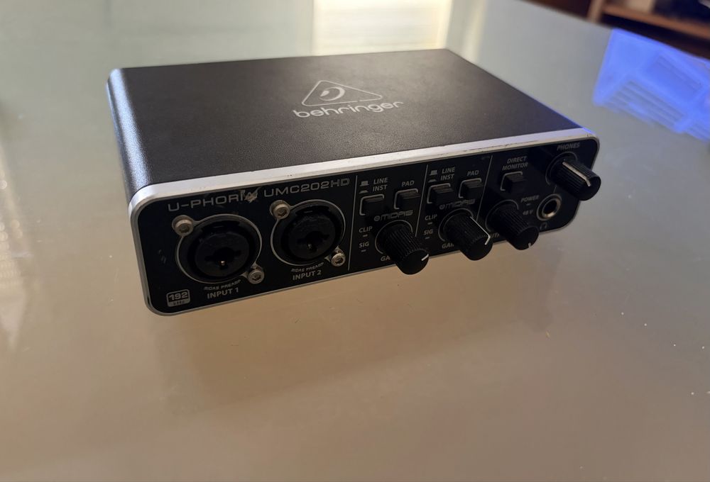 Behringer UMC202HD — Interface de Áudio USB 2 Entradas