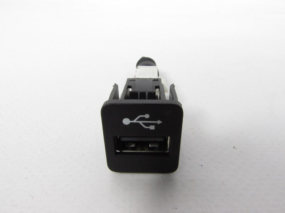 Tomada Bmw 1 Ref: 84109229294