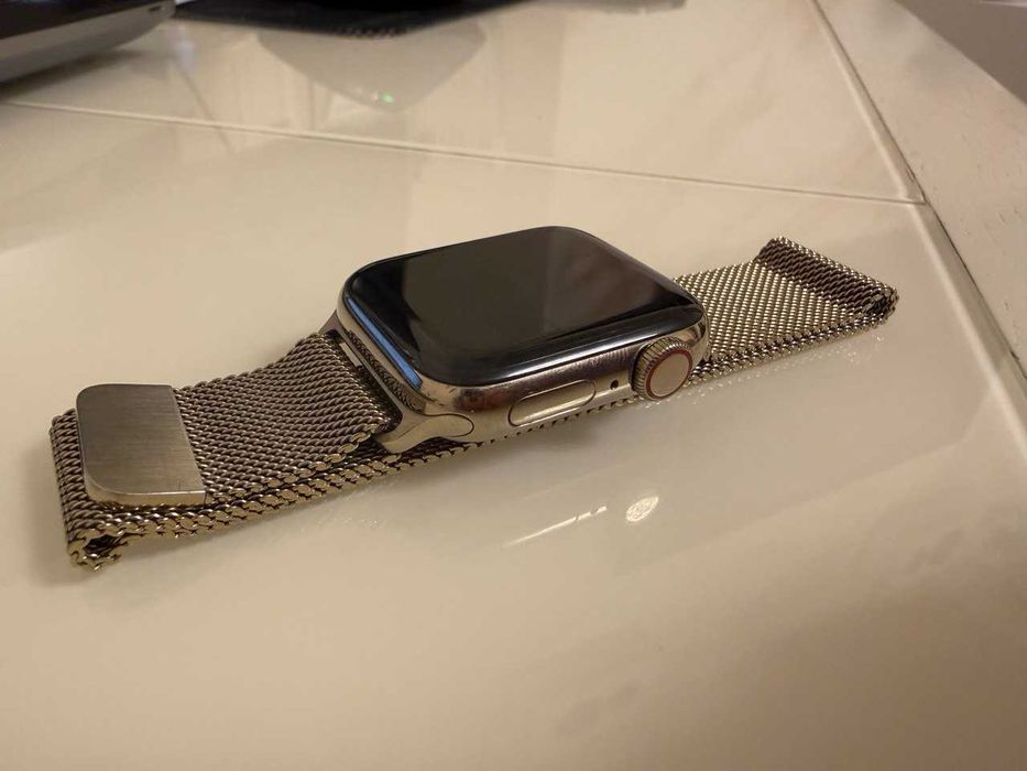 Apple Watch 6 40mm із золотим Milanese браслетом з нержавейки