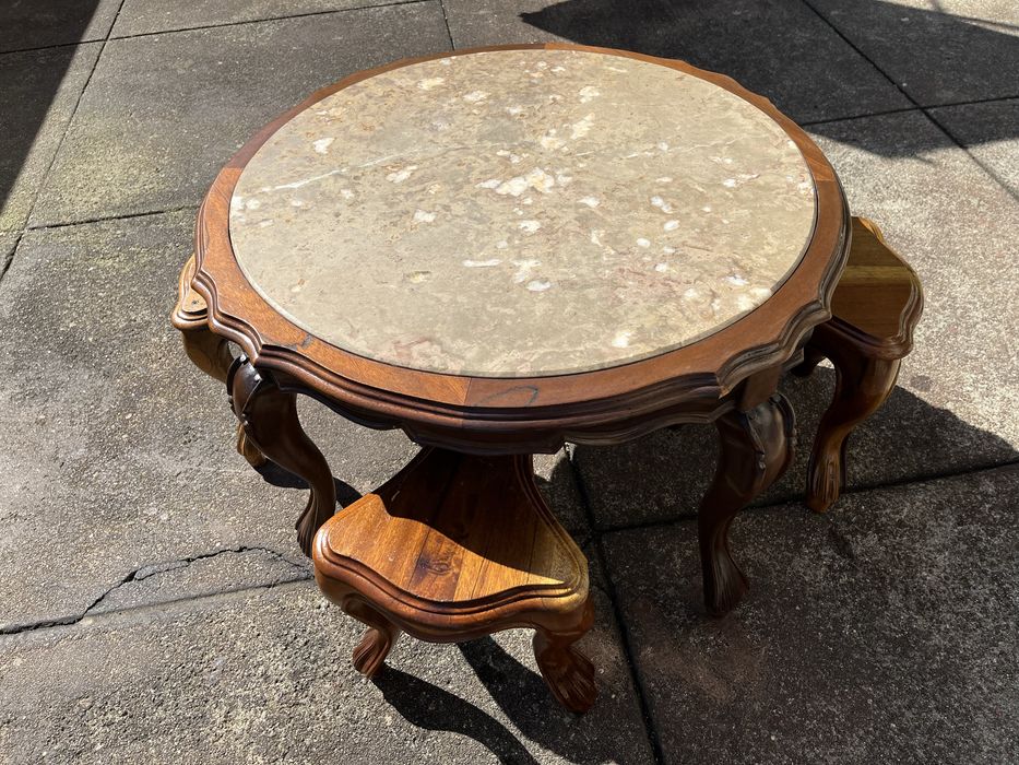 Mesa de mármore e madeira com bancos