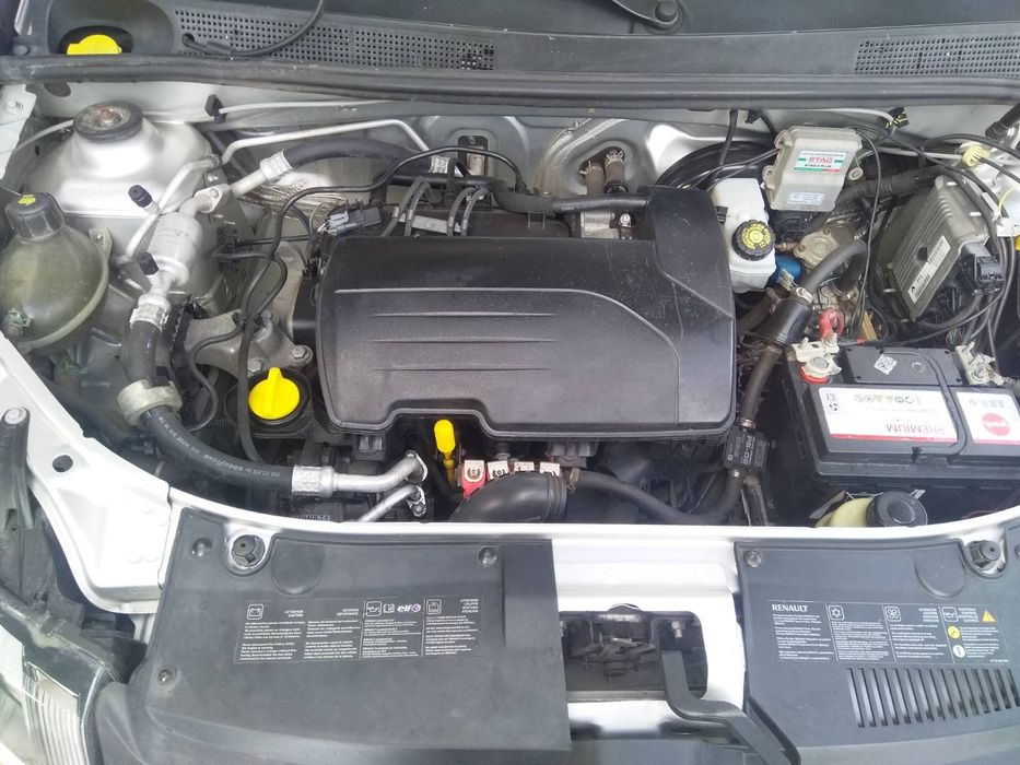 Рено Логан автомобиль