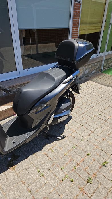 Honda SH125i + top case