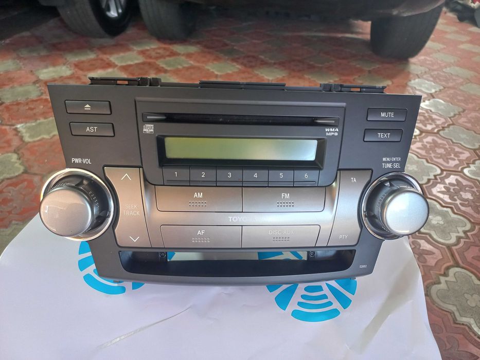 Оригинальная магнитола на Toyota Hichlender