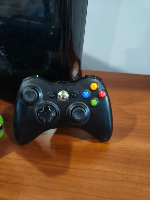Xbox 360 com jogos e um comando