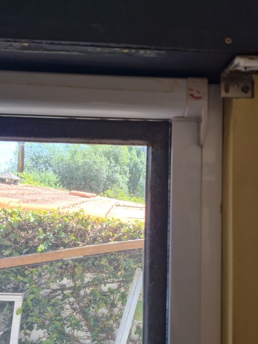 Janelas em alumínio c/ rede mosquiteira